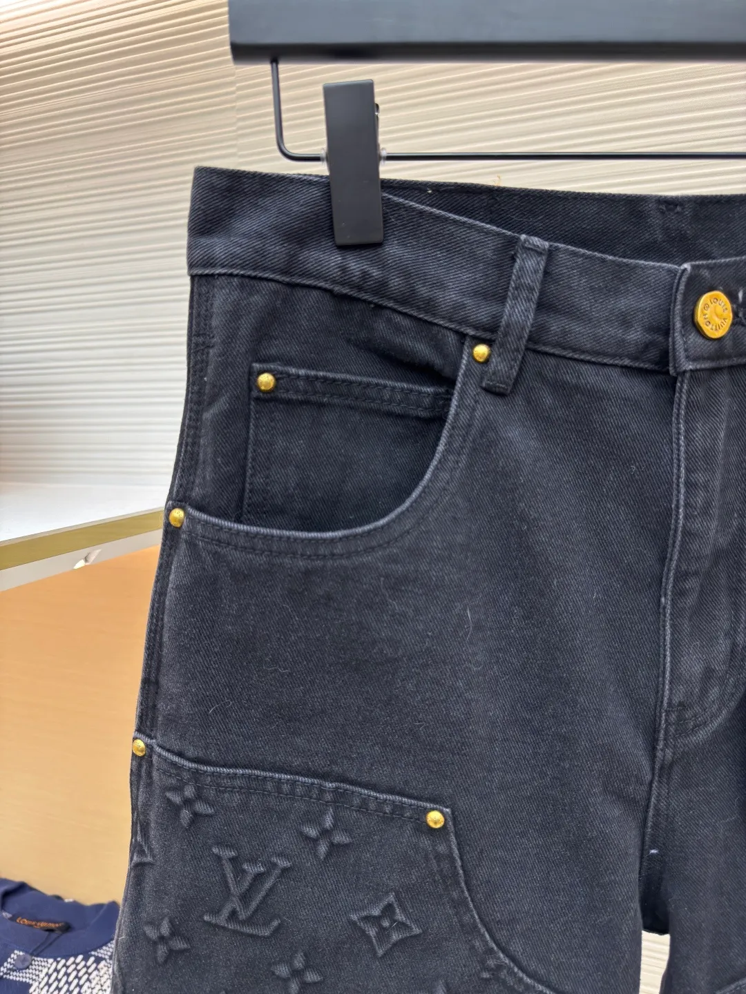 LOUIS VUITTON embossed denim shorts ●Authentic product: purchased and developed by 12339 ●Item number: 1680245-B00 ●Fabric: washed denim ●Technology: distressed washed ●Version: fitted version ●Weight: about 650g ●Size: 30-32-34-36 ●Description: Made of custom-made denim fabric, the fabric is comfortable and soft, skin-friendly and breathable. It adopts Monogram logo embossed elements, slightly distressed light blue wash treatment, original customized hardware, with vv leather label, multiple wash adjustments, and can be matched with many types of clothing to create a fashionable look. The overall wiring is straight and delicate, the fabric is comfortable and soft, and the color is consistent without color difference. It can be matched with the same style to create a fashionable look and control various occasions. Customized accessories, complete with three standards, same style for men and women!